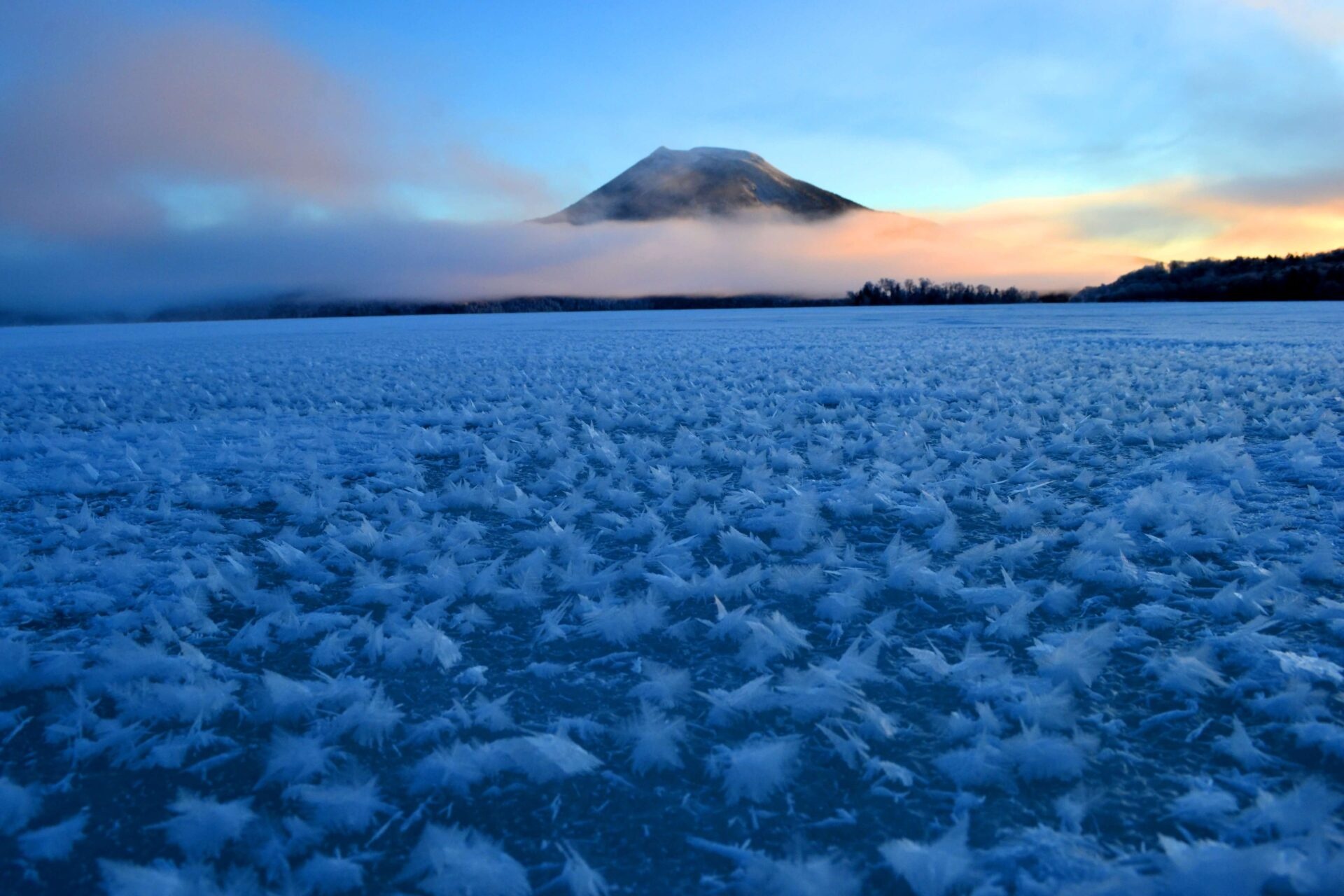 Hiện tượng hồ nở hoa băng ở Nhật