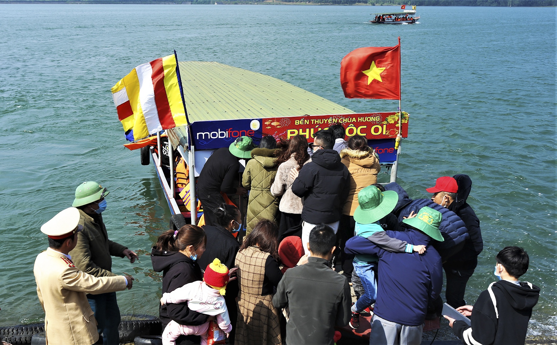 Xếp hàng cả tiếng vẫn khó lên vãn cảnh chùa Hương Tích