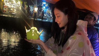 Cựu sao Momoland mặc áo mưa du lịch Hội An