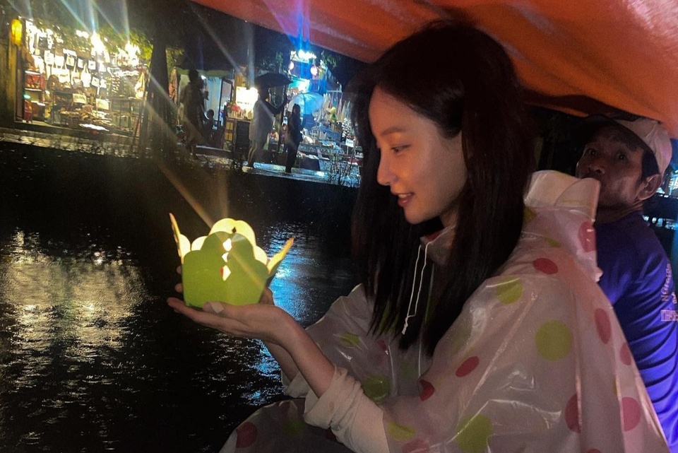 Cựu sao Momoland mặc áo mưa du lịch Hội An