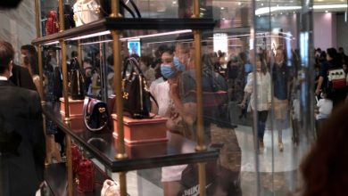 Du khách Trung Quốc mua hàng hiệu trong nước thay vì ra nước ngoài Du khách Trung Quốc mua hàng hiệu trong nước thay vì ra nước ngoài