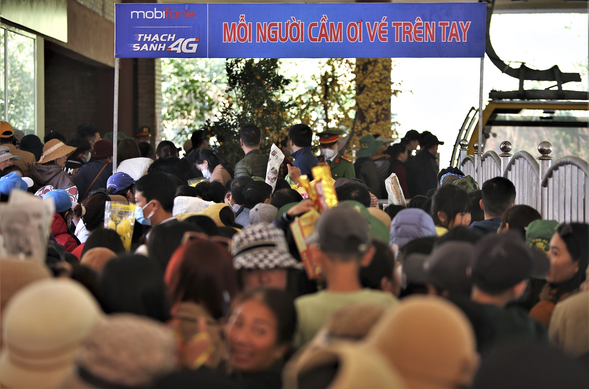 Xếp hàng cả tiếng vẫn khó lên vãn cảnh chùa Hương Tích