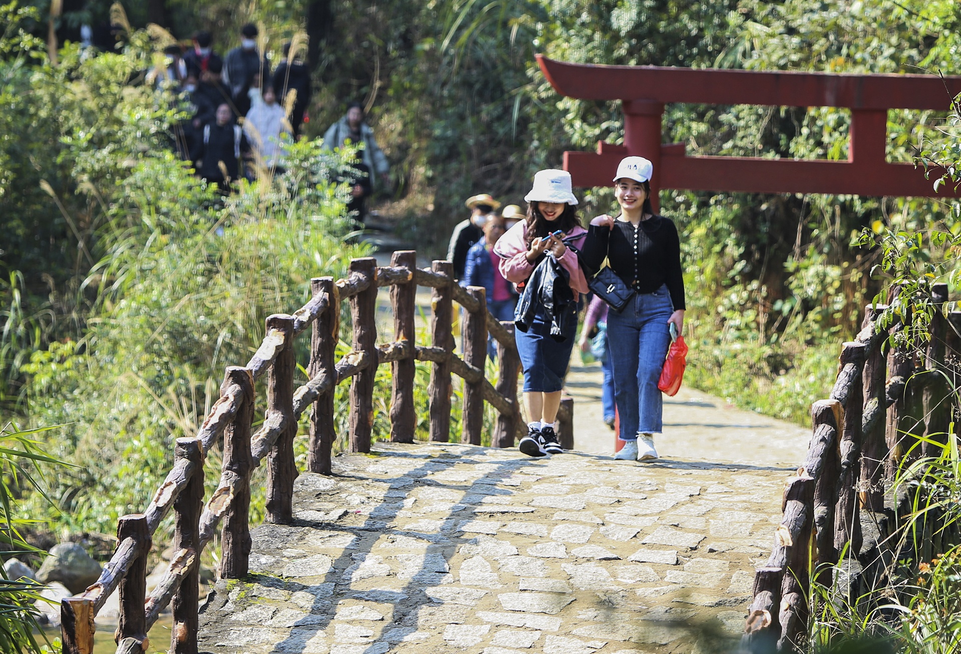 Xếp hàng cả tiếng vẫn khó lên vãn cảnh chùa Hương Tích