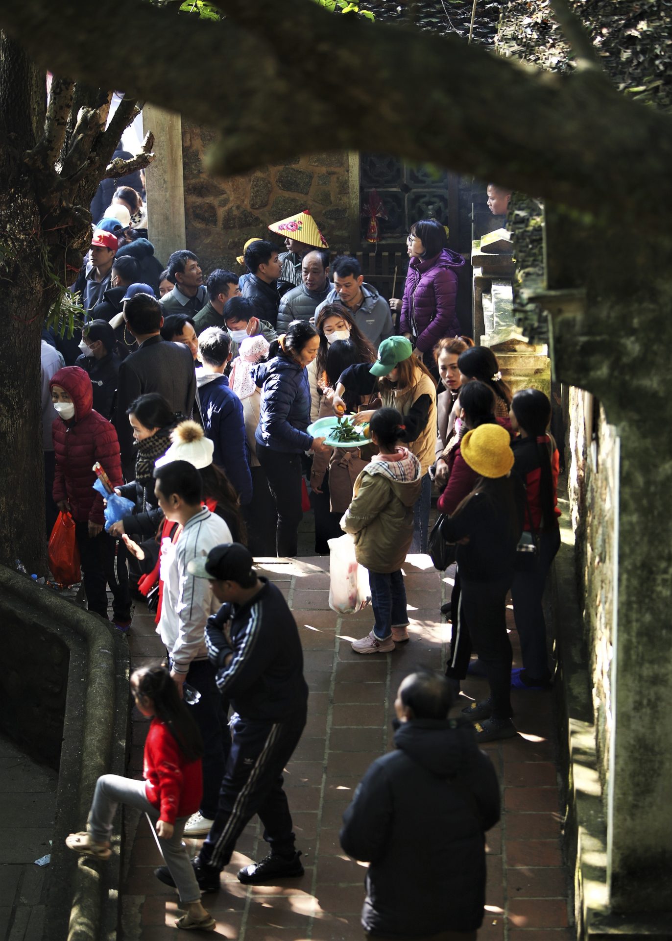 Xếp hàng cả tiếng vẫn khó lên vãn cảnh chùa Hương Tích