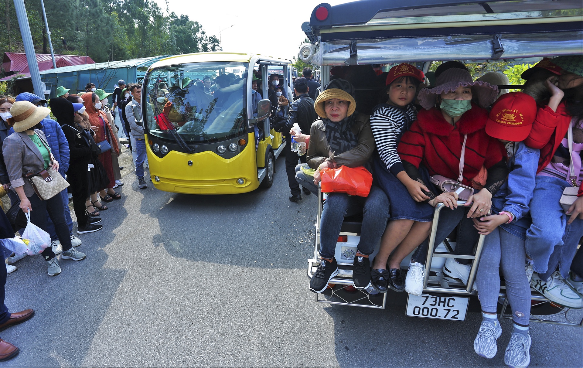 Xếp hàng cả tiếng vẫn khó lên vãn cảnh chùa Hương Tích