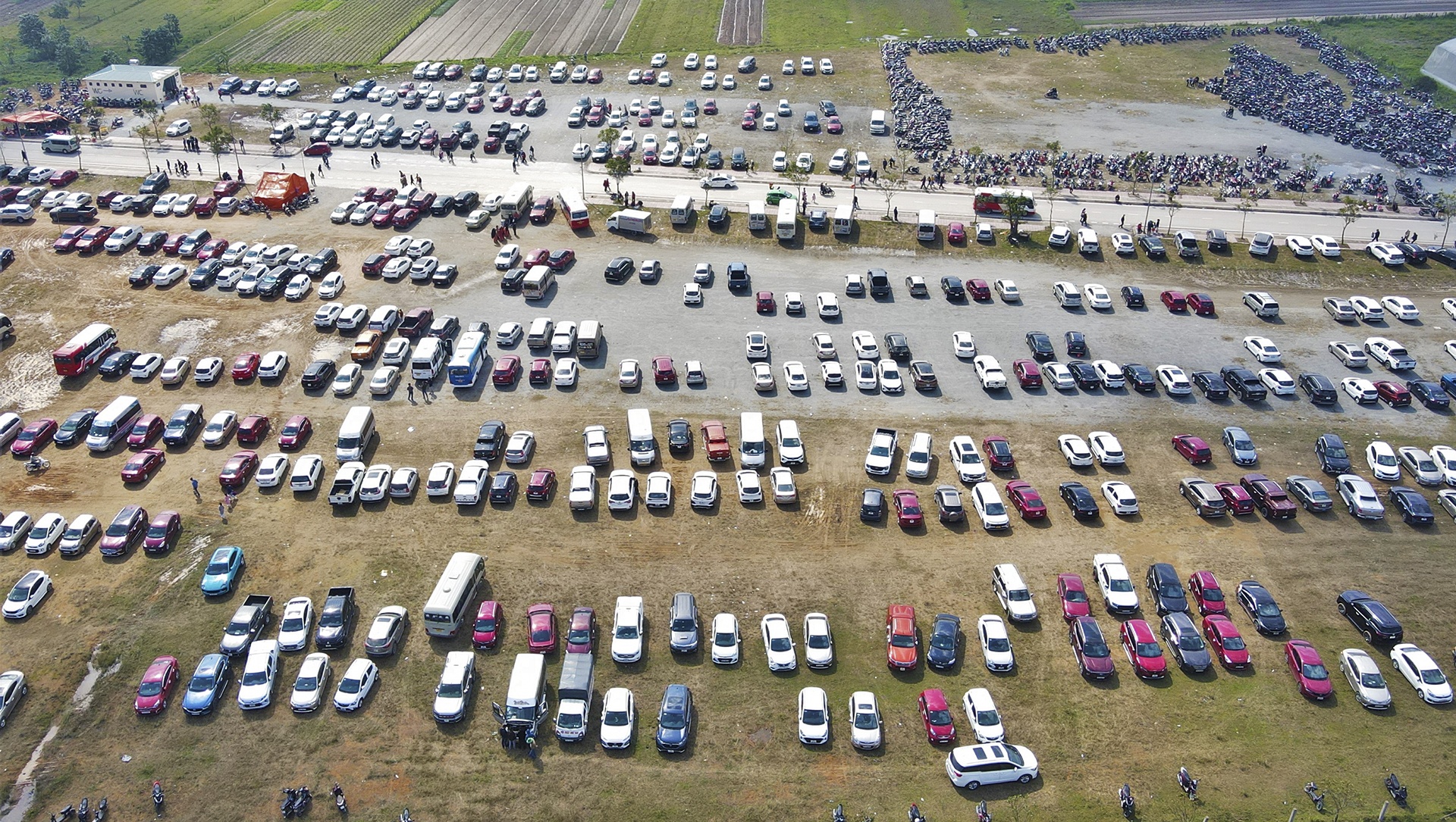 Xếp hàng cả tiếng vẫn khó lên vãn cảnh chùa Hương Tích