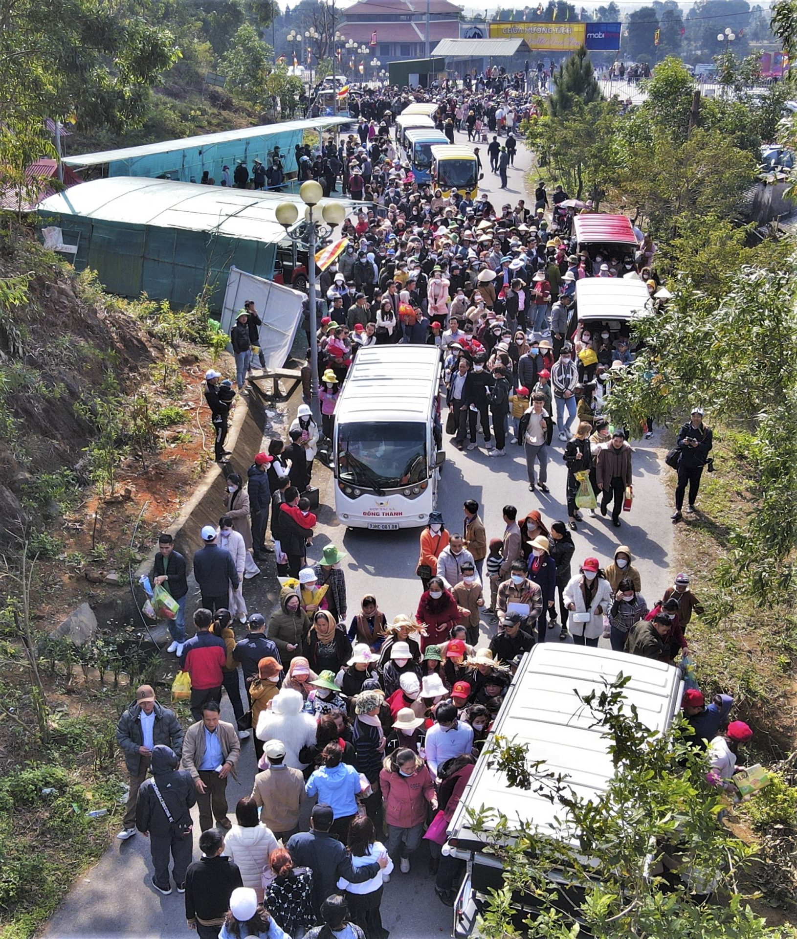 Xếp hàng cả tiếng vẫn khó lên vãn cảnh chùa Hương Tích