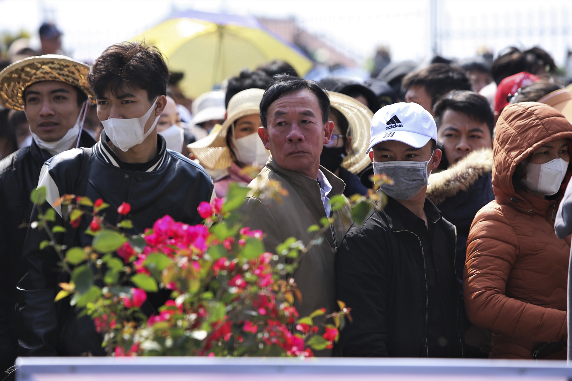 Xếp hàng cả tiếng vẫn khó lên vãn cảnh chùa Hương Tích