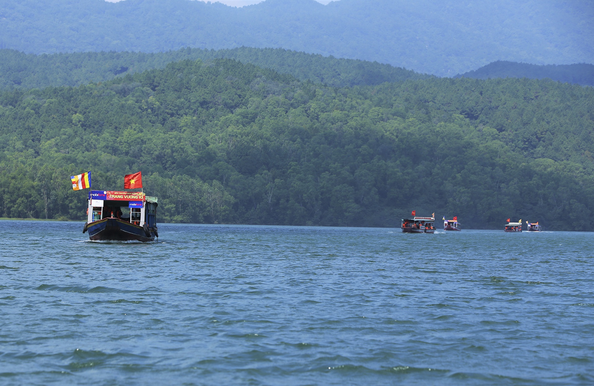 Xếp hàng cả tiếng vẫn khó lên vãn cảnh chùa Hương Tích