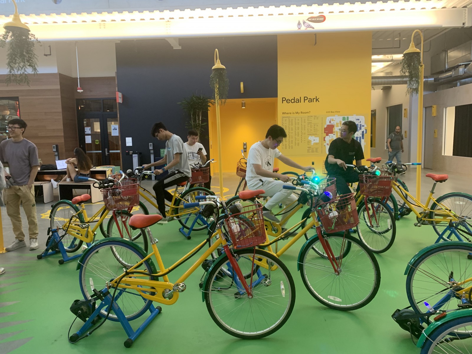 Bên trong trụ sở Google Bên trong trụ sở Google