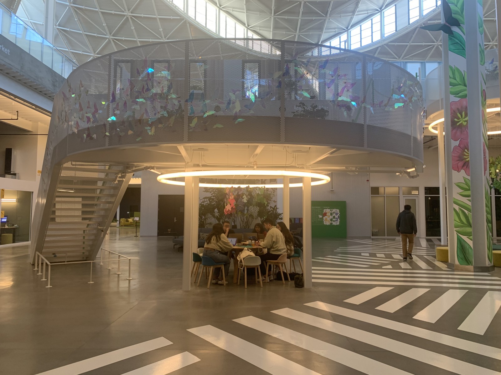 Bên trong trụ sở Google Bên trong trụ sở Google