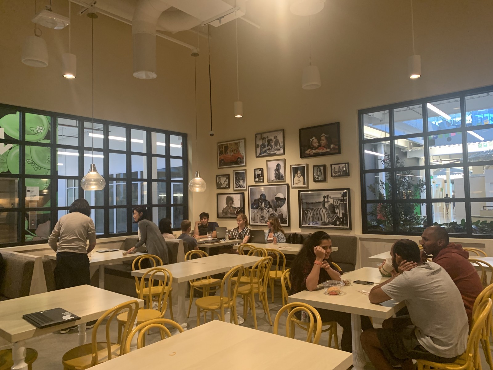 Bên trong trụ sở Google Bên trong trụ sở Google