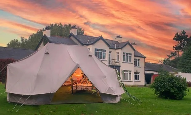 Khu nghỉ dưỡng xin lỗi vì quảng cáo phản cảm Khu nghỉ dưỡng xin lỗi vì quảng cáo phản cảm