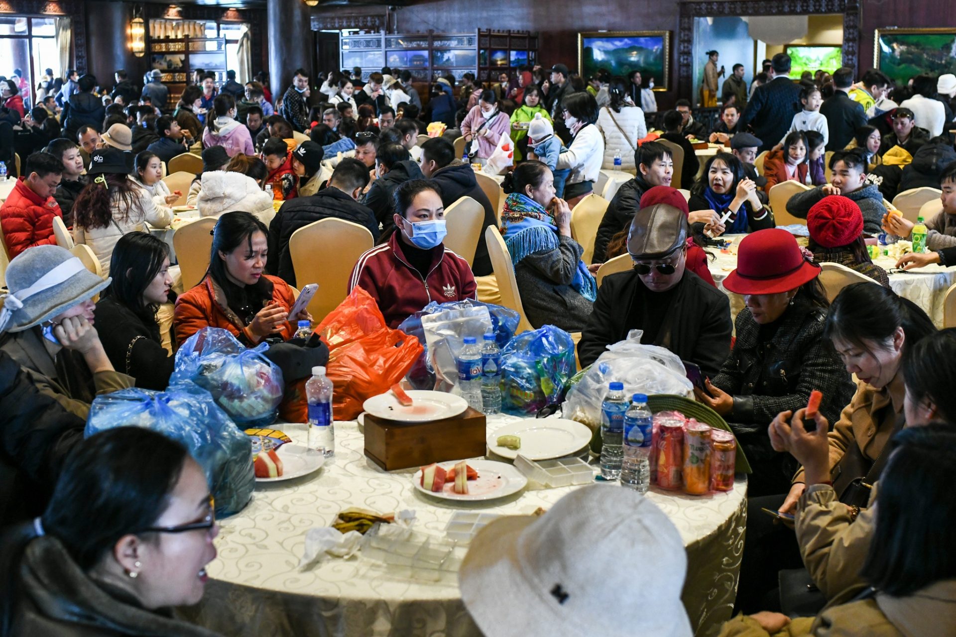 Chen chúc hơn 3 tiếng đi lễ chùa Tam Chúc đầu năm