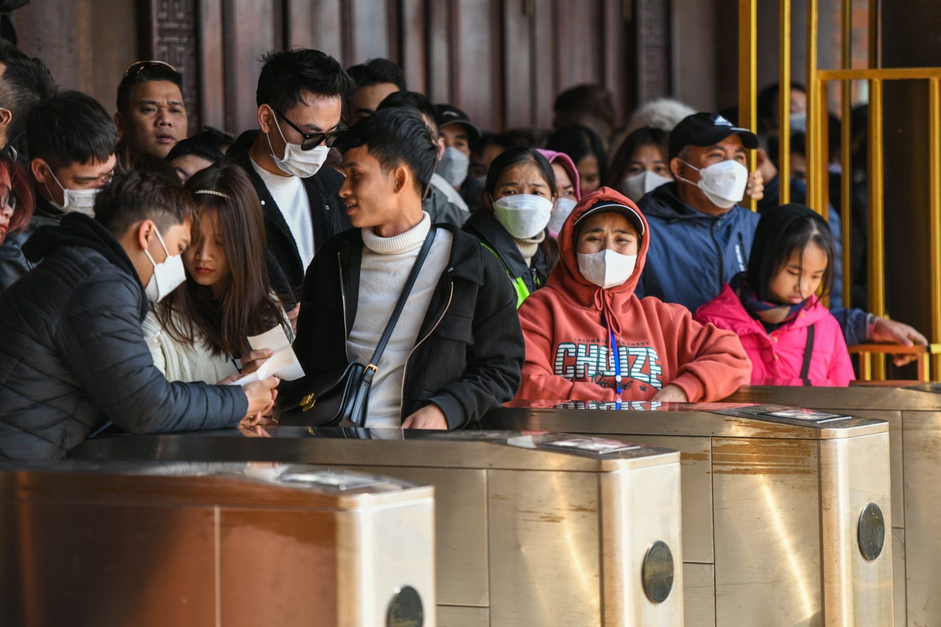 Chen chúc hơn 3 tiếng đi lễ chùa Tam Chúc đầu năm