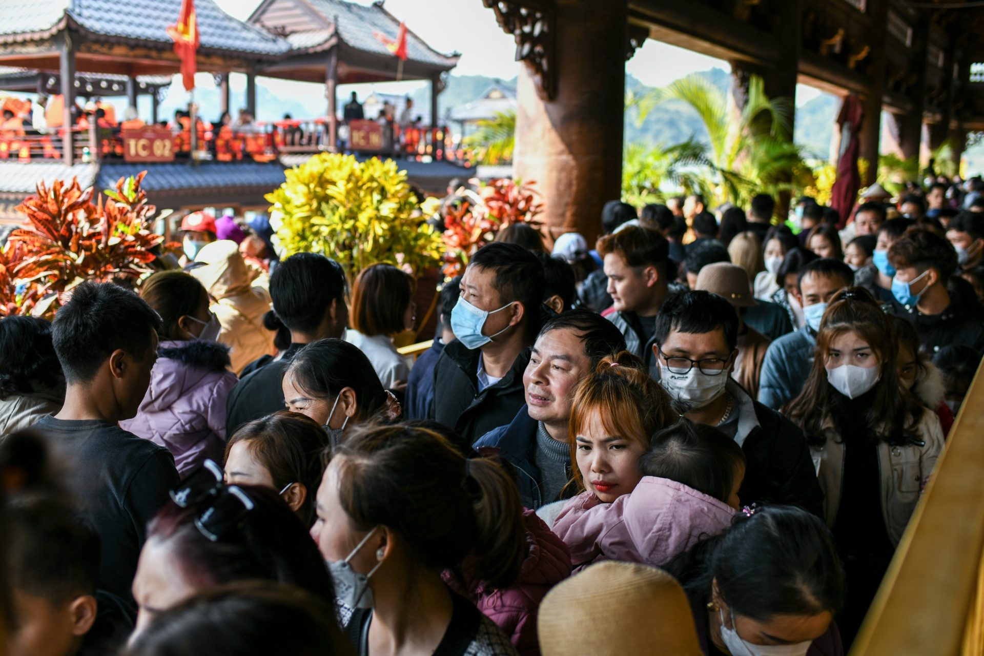 Chen chúc hơn 3 tiếng đi lễ chùa Tam Chúc đầu năm