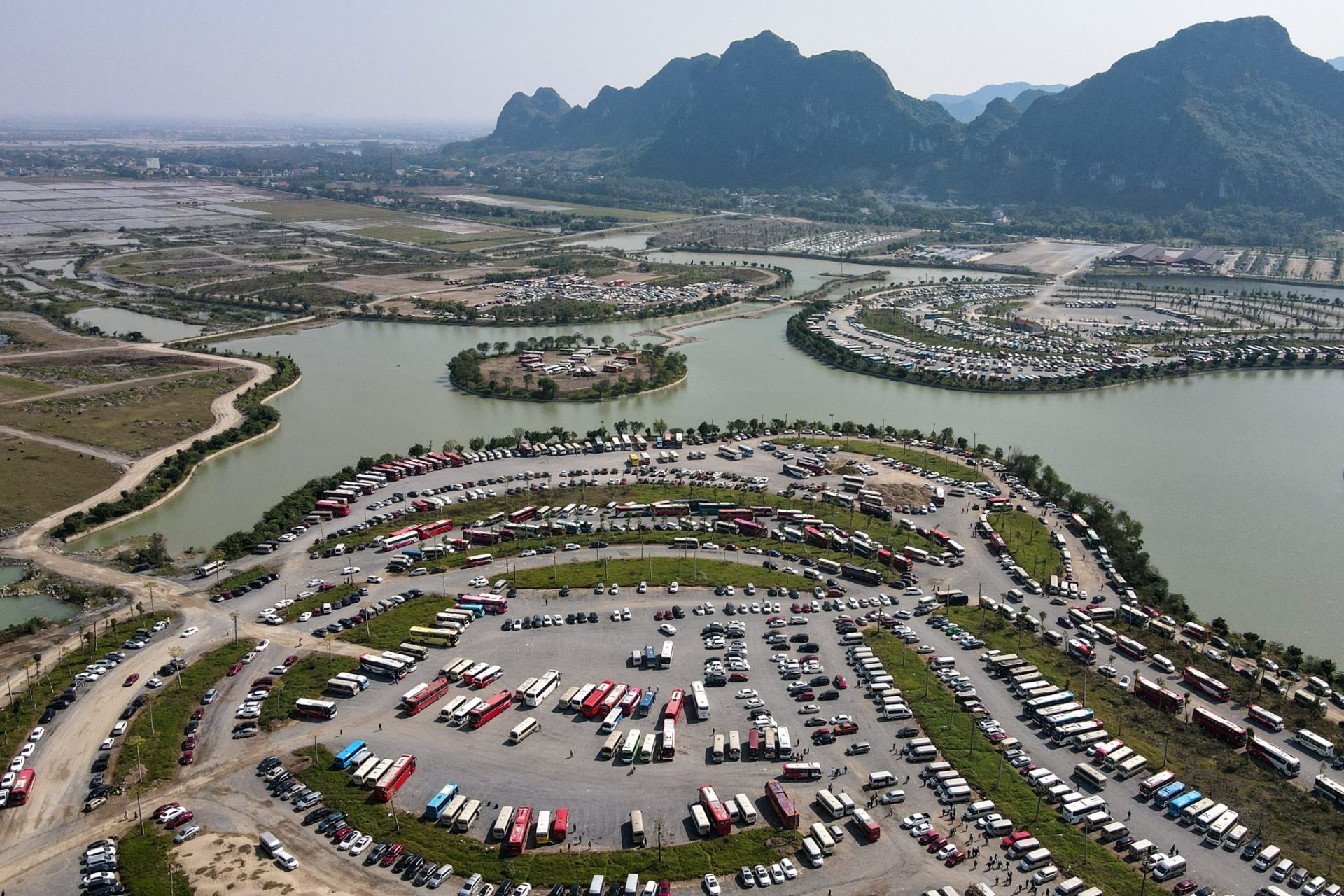 Chen chúc hơn 3 tiếng đi lễ chùa Tam Chúc đầu năm