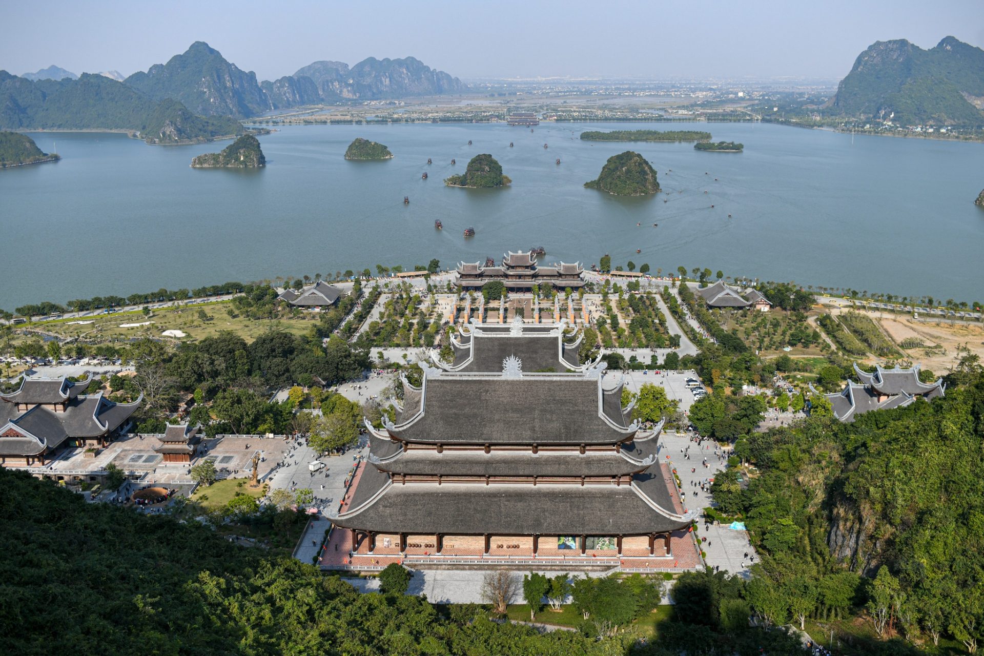 Chen chúc hơn 3 tiếng đi lễ chùa Tam Chúc đầu năm