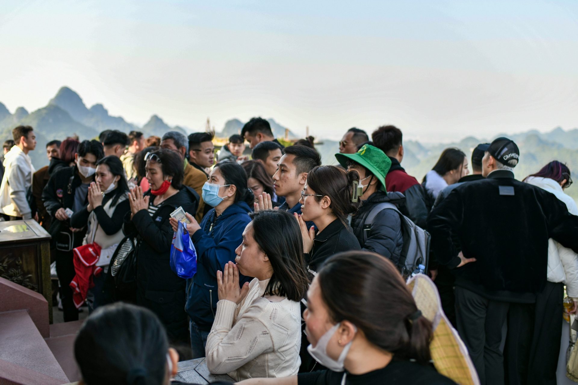 Chen chúc hơn 3 tiếng đi lễ chùa Tam Chúc đầu năm