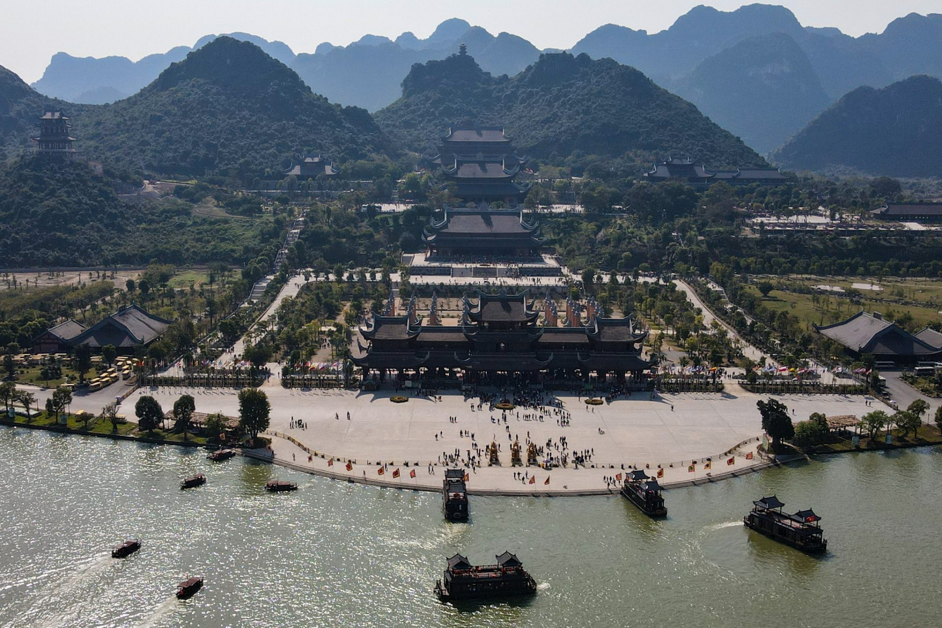 Chen chúc hơn 3 tiếng đi lễ chùa Tam Chúc đầu năm