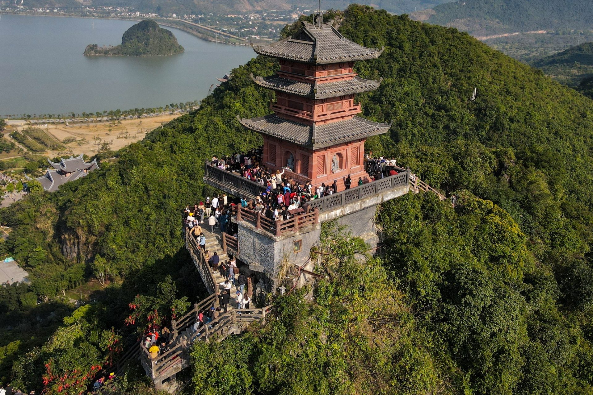 Chen chúc hơn 3 tiếng đi lễ chùa Tam Chúc đầu năm