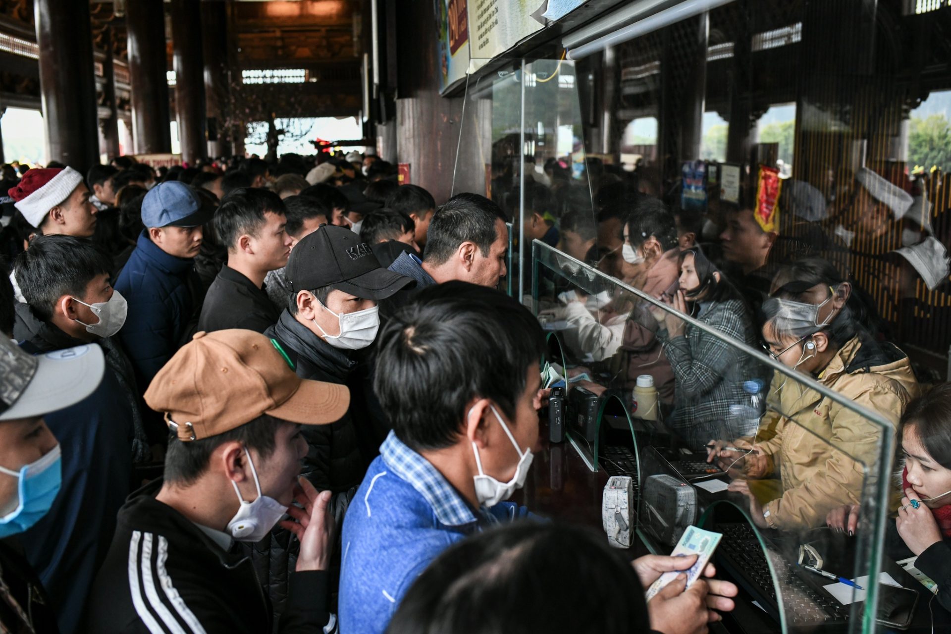 Chen chúc hơn 3 tiếng đi lễ chùa Tam Chúc đầu năm