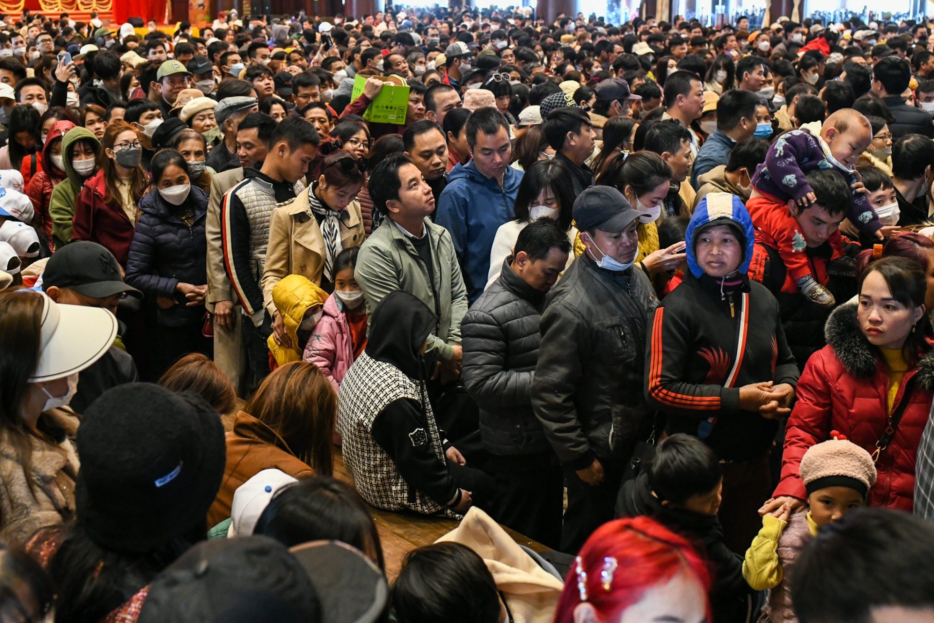 Chen chúc hơn 3 tiếng đi lễ chùa Tam Chúc đầu năm