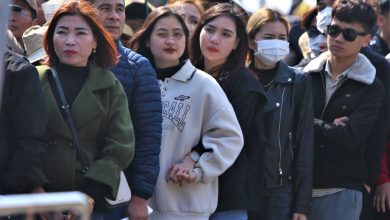 Xếp hàng cả tiếng vẫn khó lên vãn cảnh chùa Hương Tích