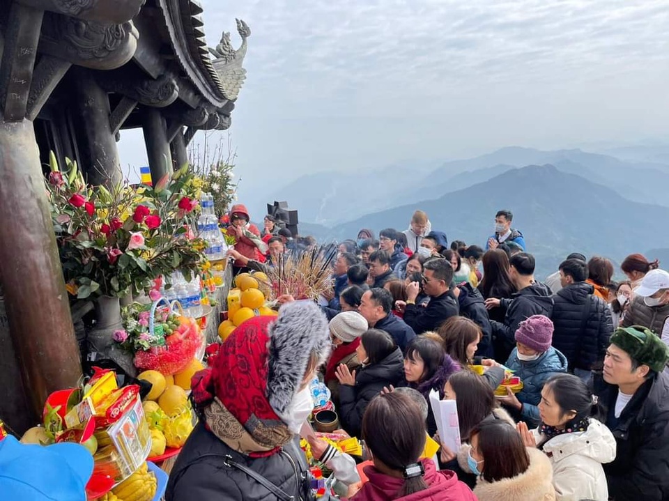 Hơn 40.000 khách hành hương Yên Tử hai ngày cuối tuần