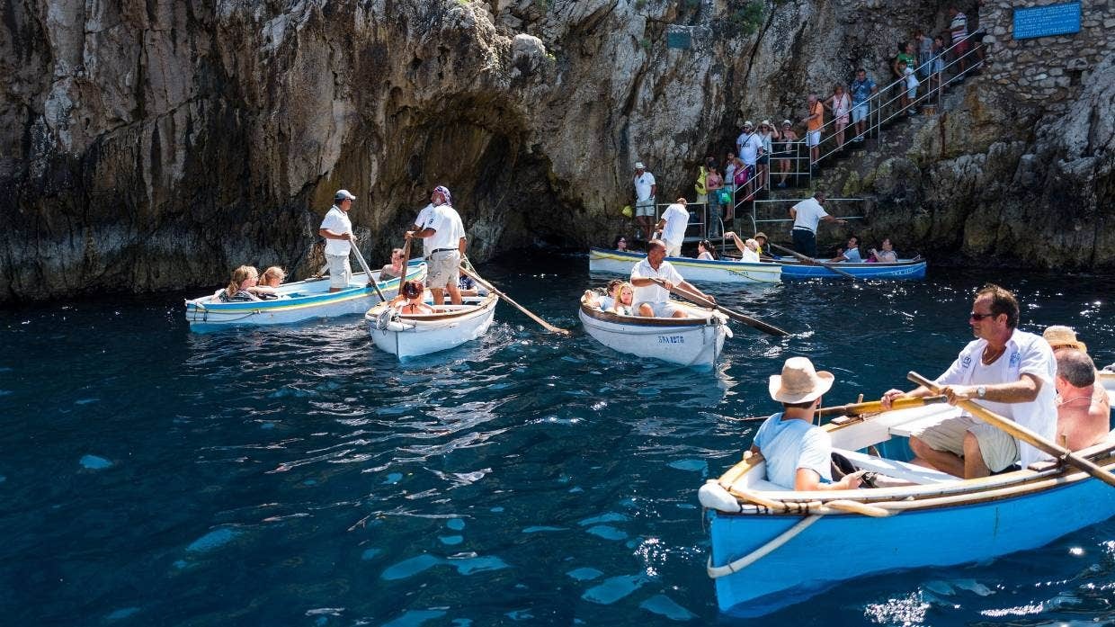 Bên trong hang động xanh phát sáng ở Italy