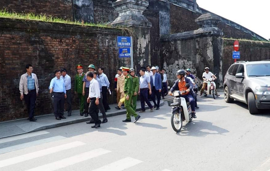 Khảo sát làm cầu gỗ vào kinh thành Huế Khảo sát làm cầu gỗ vào kinh thành Huế