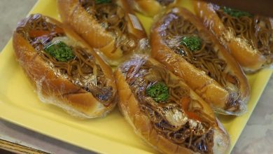 Món bánh mì kẹp mì sợi của Nhật Bản Món bánh mì kẹp mì sợi của Nhật Bản