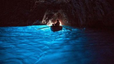 Bên trong hang động xanh phát sáng ở Italy