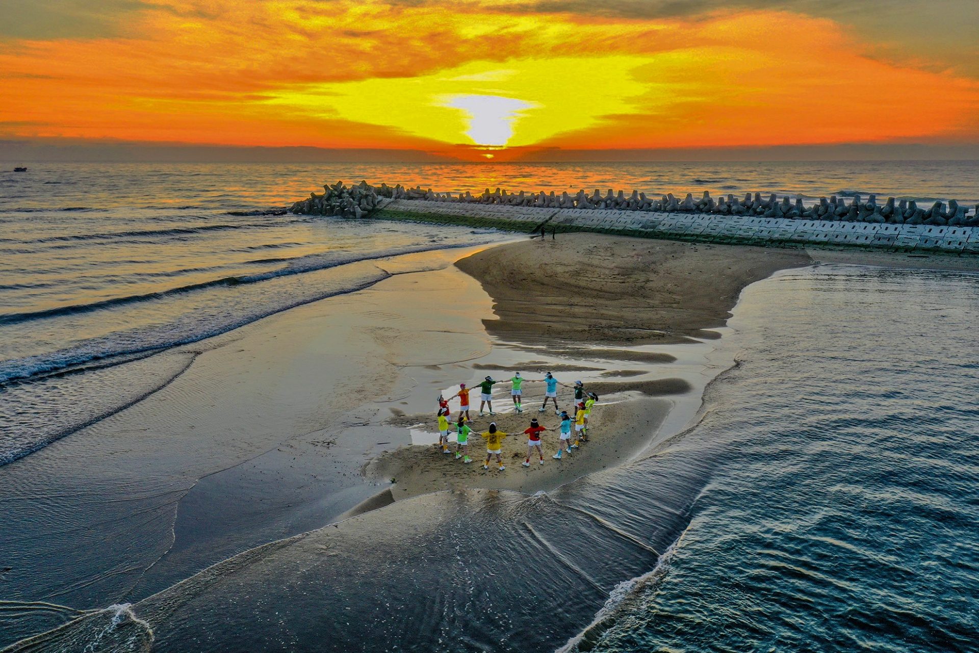 Đón bình minh bên kè chắn sóng phủ kín rêu xanh ở Quảng Ngãi