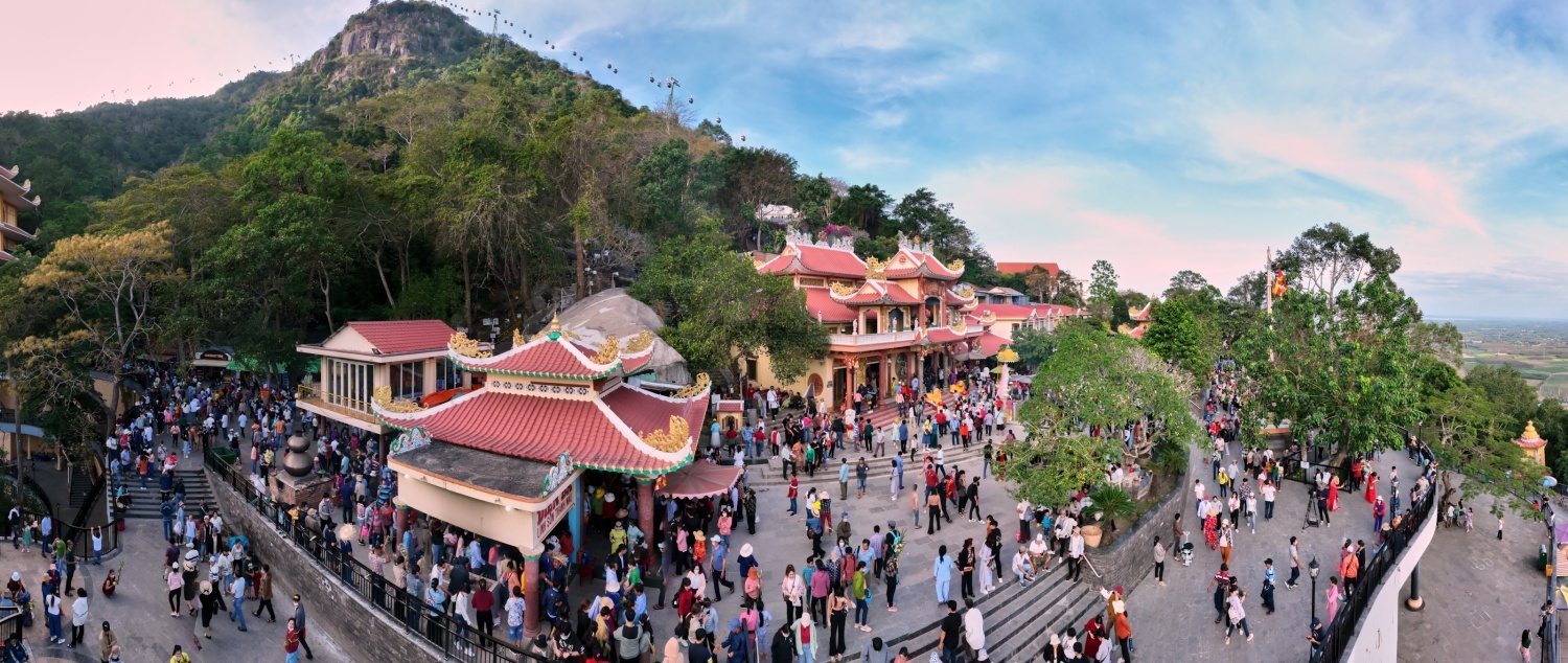 Đến núi Bà Đen cầu may, khám phá nhiều tập tục tín ngưỡng thú vị