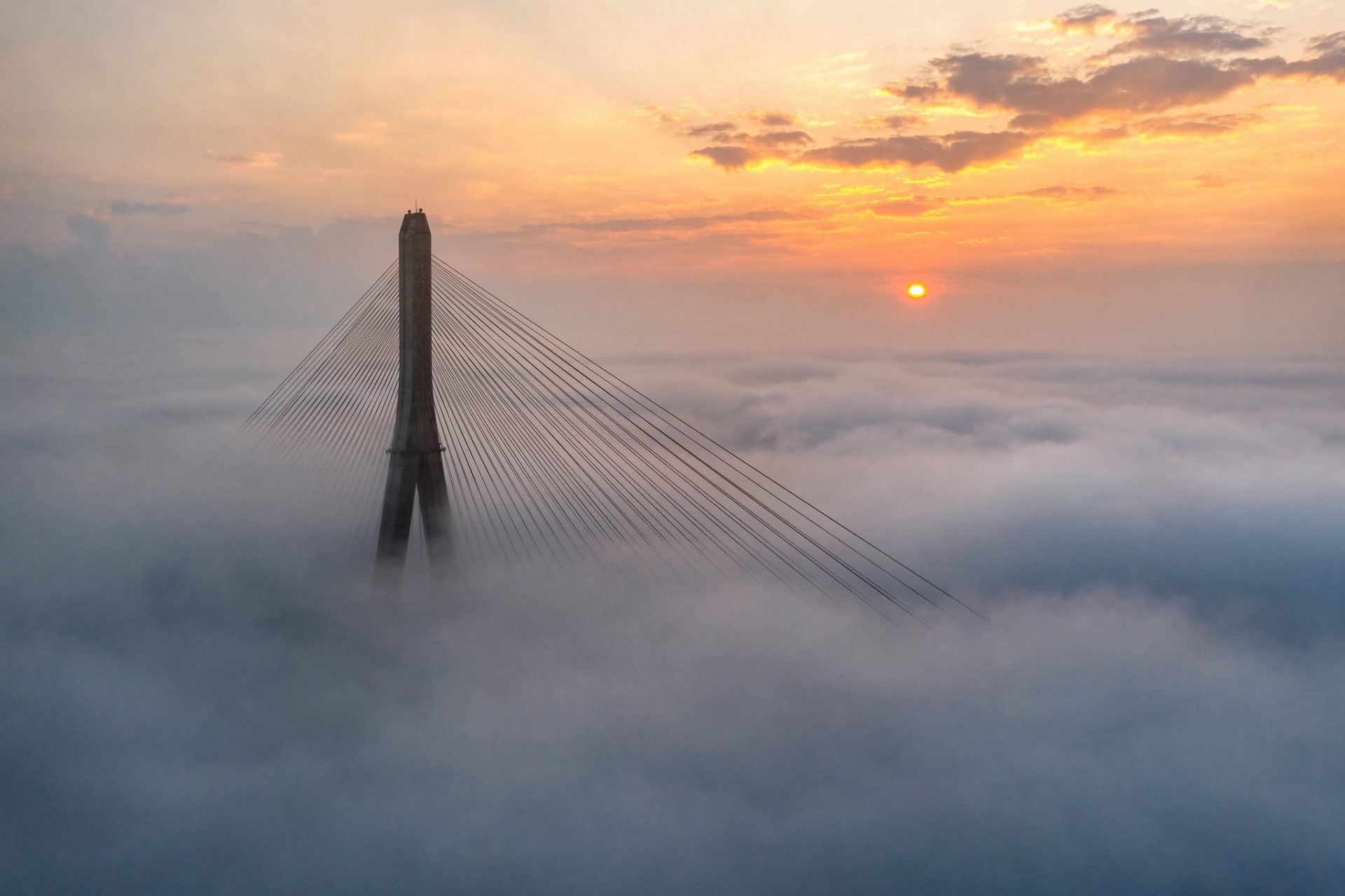 Đô thị trung tâm miền Tây đẹp mơ màng trong sương