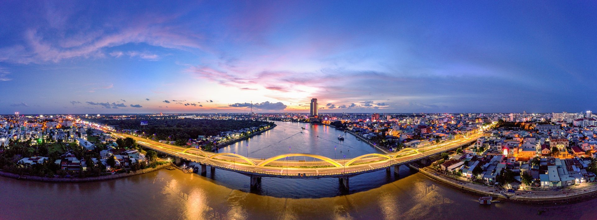 Đô thị trung tâm miền Tây đẹp mơ màng trong sương