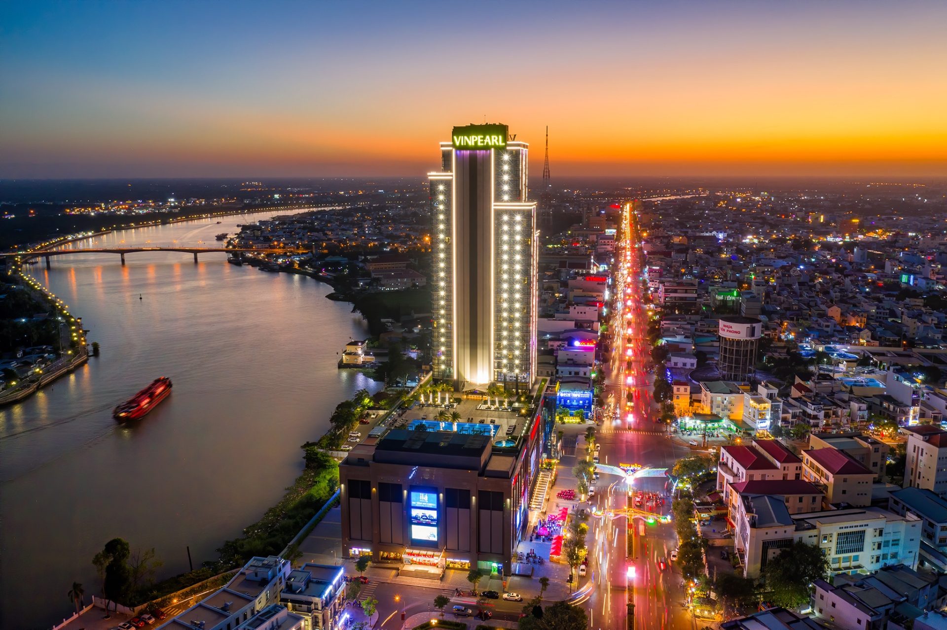 Đô thị trung tâm miền Tây đẹp mơ màng trong sương