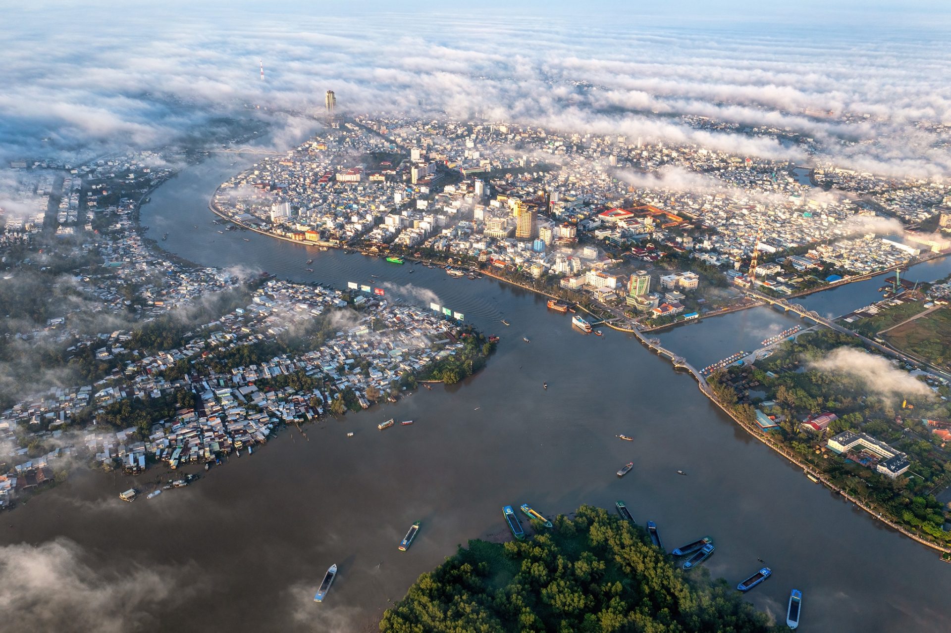 Đô thị trung tâm miền Tây đẹp mơ màng trong sương