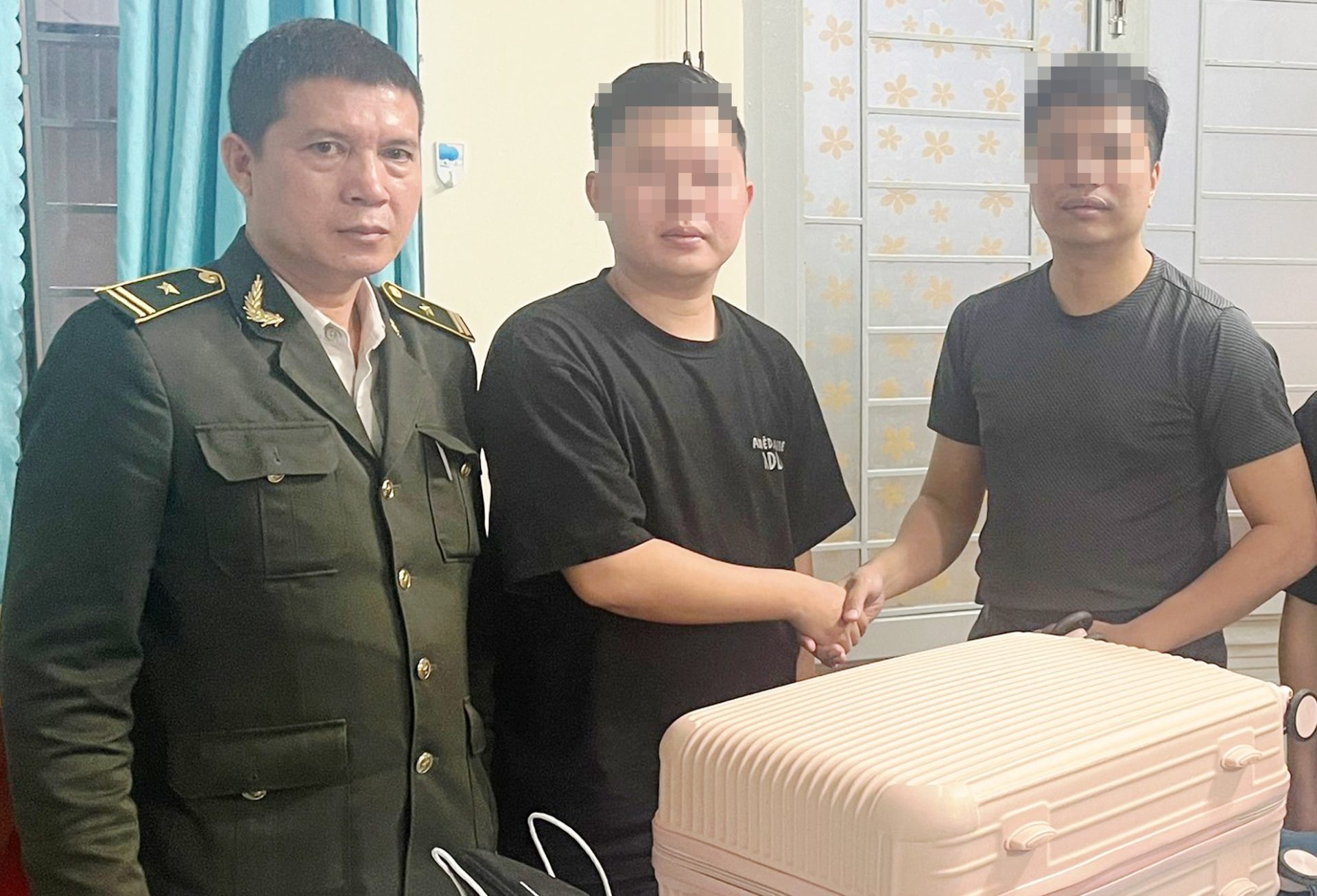 Du khách trả lại vali 'cầm nhầm' tại sân bay Phú Quốc Du khách trả lại vali 'cầm nhầm' tại sân bay Phú Quốc