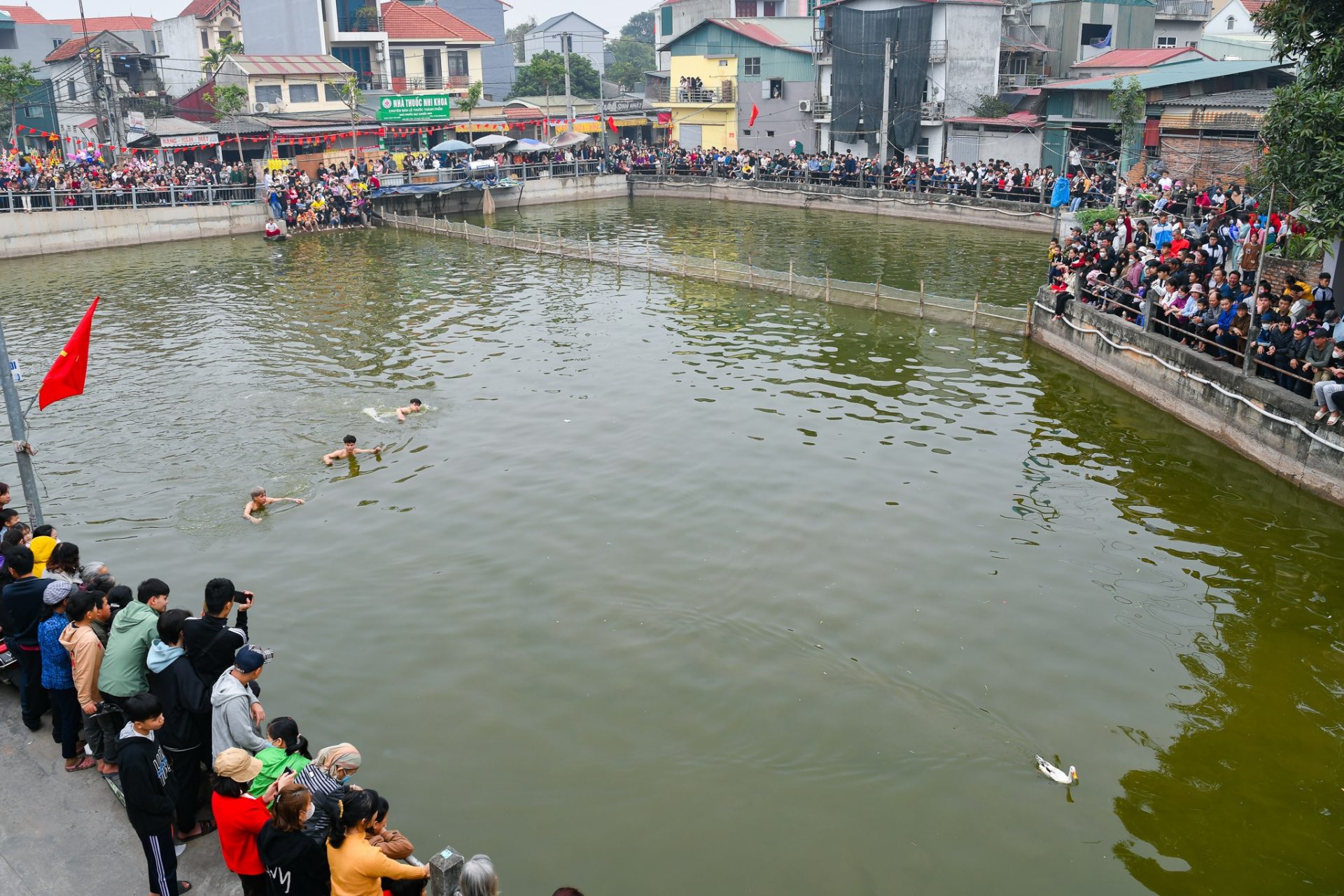 Trai tráng ngâm mình trong nước lạnh, thi bắt vịt lấy may đầu năm