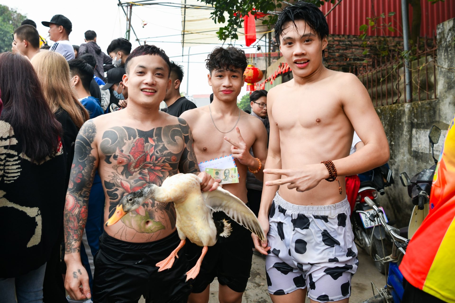 Trai tráng ngâm mình trong nước lạnh, thi bắt vịt lấy may đầu năm