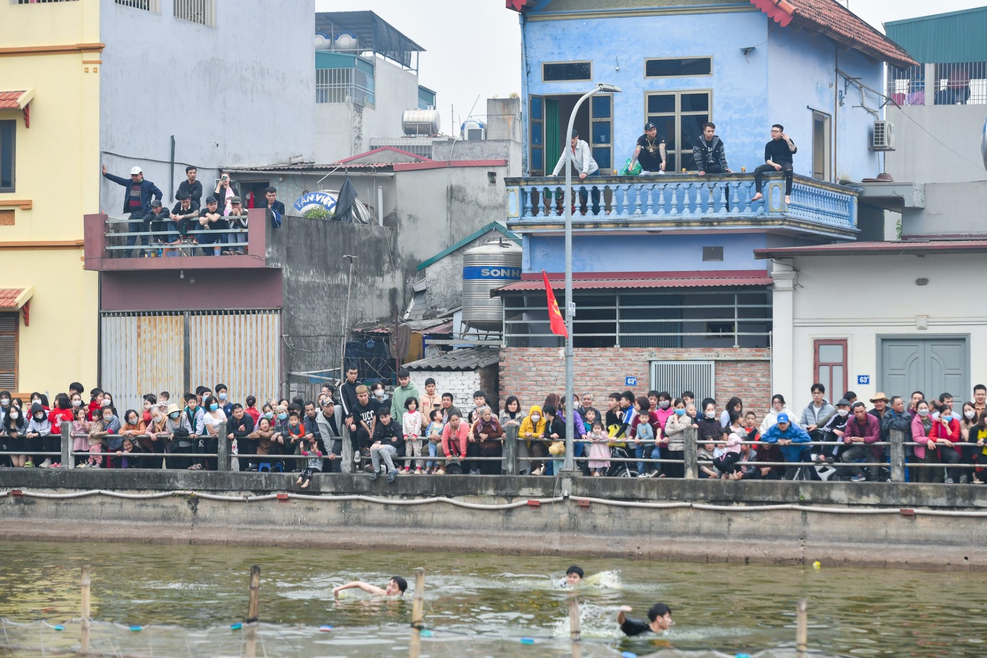 Trai tráng ngâm mình trong nước lạnh, thi bắt vịt lấy may đầu năm