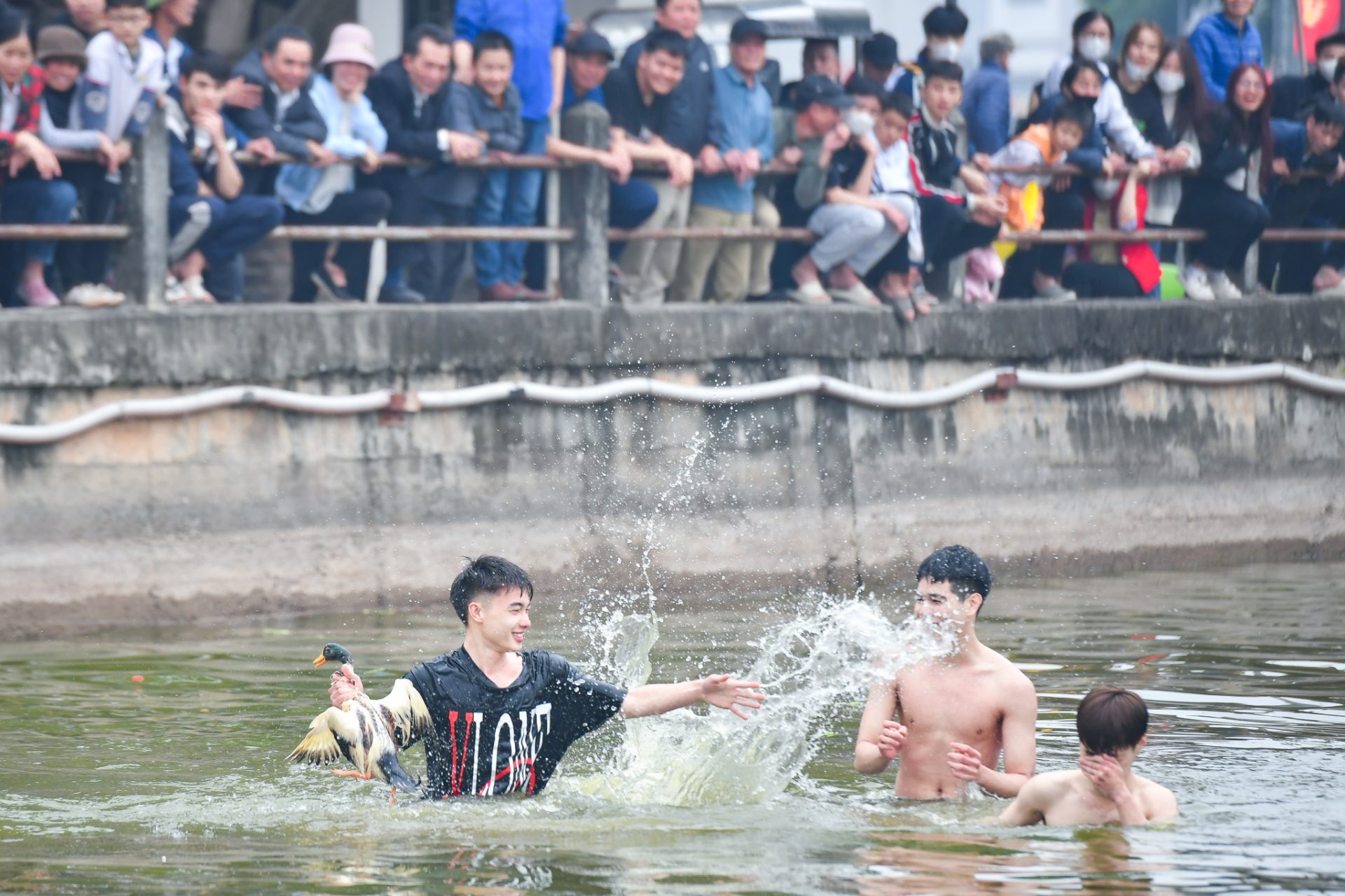 Trai tráng ngâm mình trong nước lạnh, thi bắt vịt lấy may đầu năm