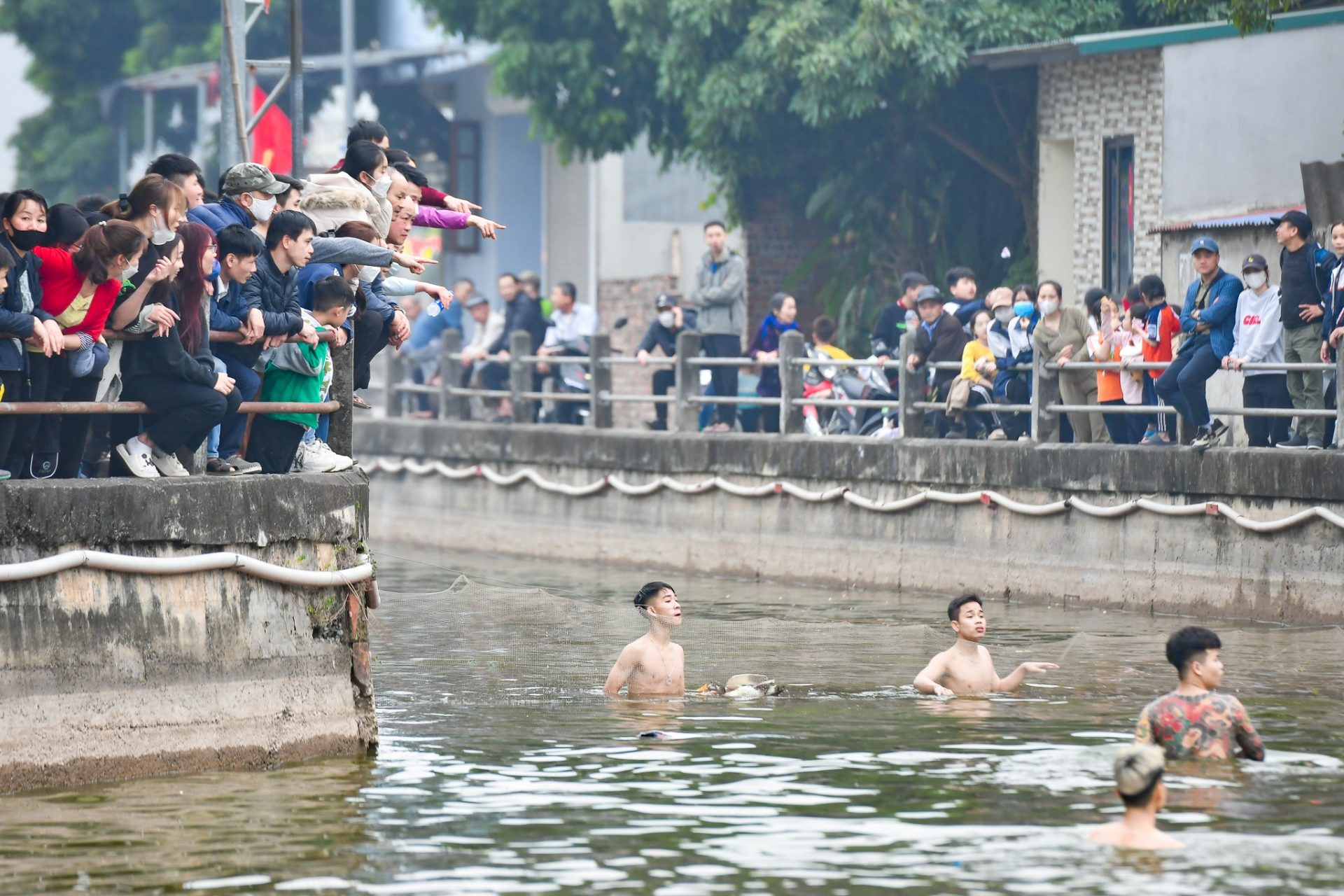 Trai tráng ngâm mình trong nước lạnh, thi bắt vịt lấy may đầu năm