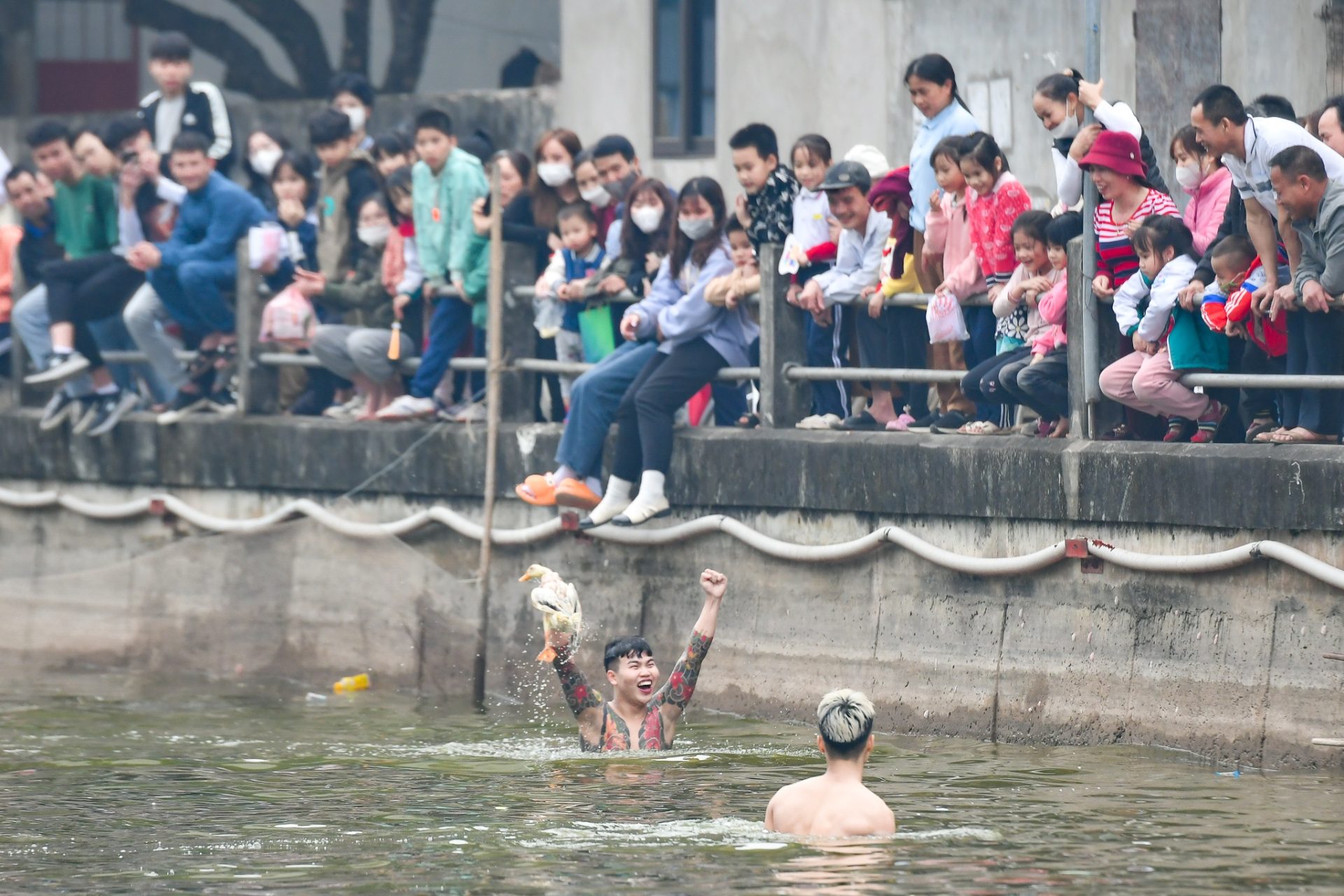 Trai tráng ngâm mình trong nước lạnh, thi bắt vịt lấy may đầu năm