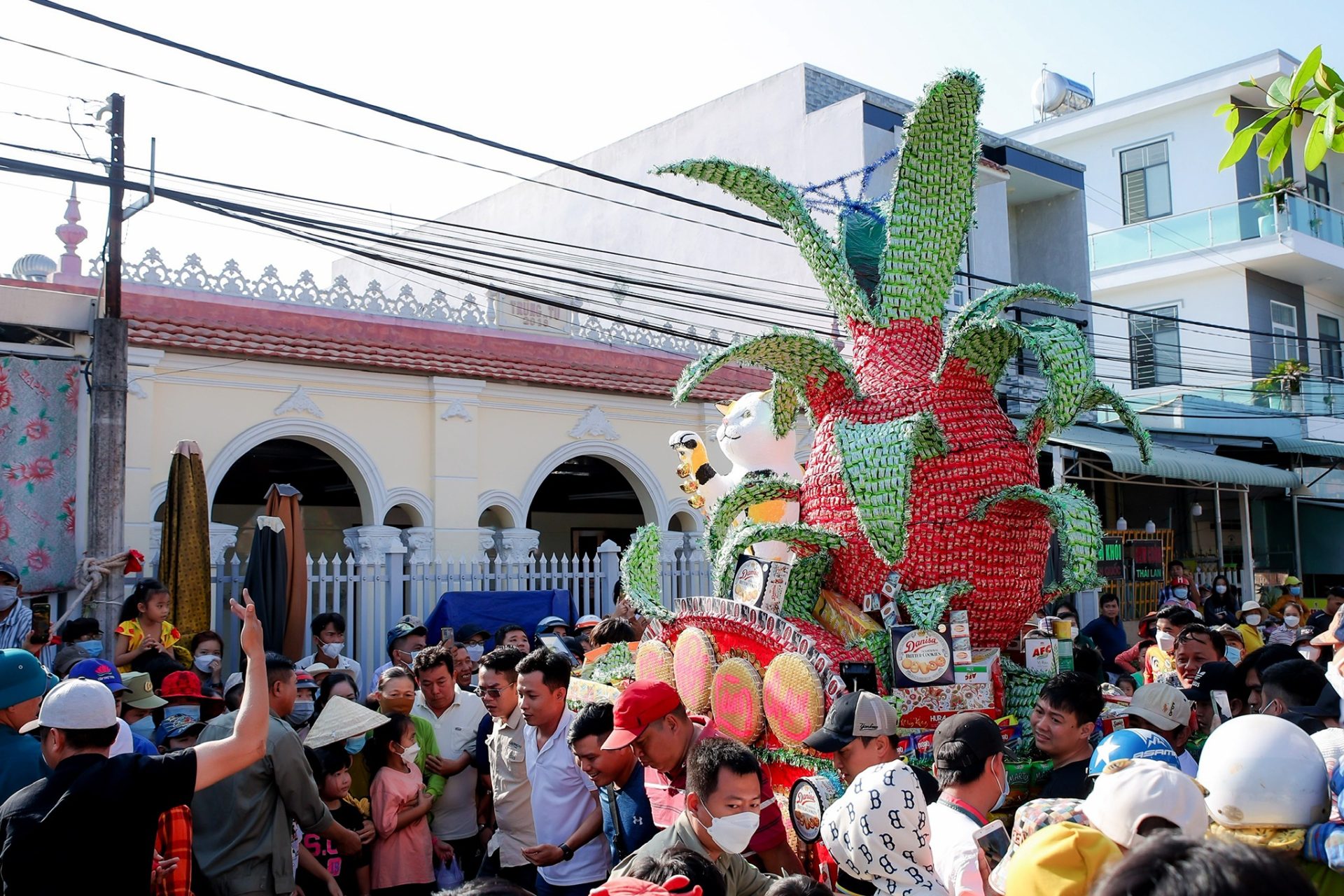 Hàng trăm thanh niên miền Tây lội sông bắt vịt để cầu may đầu năm