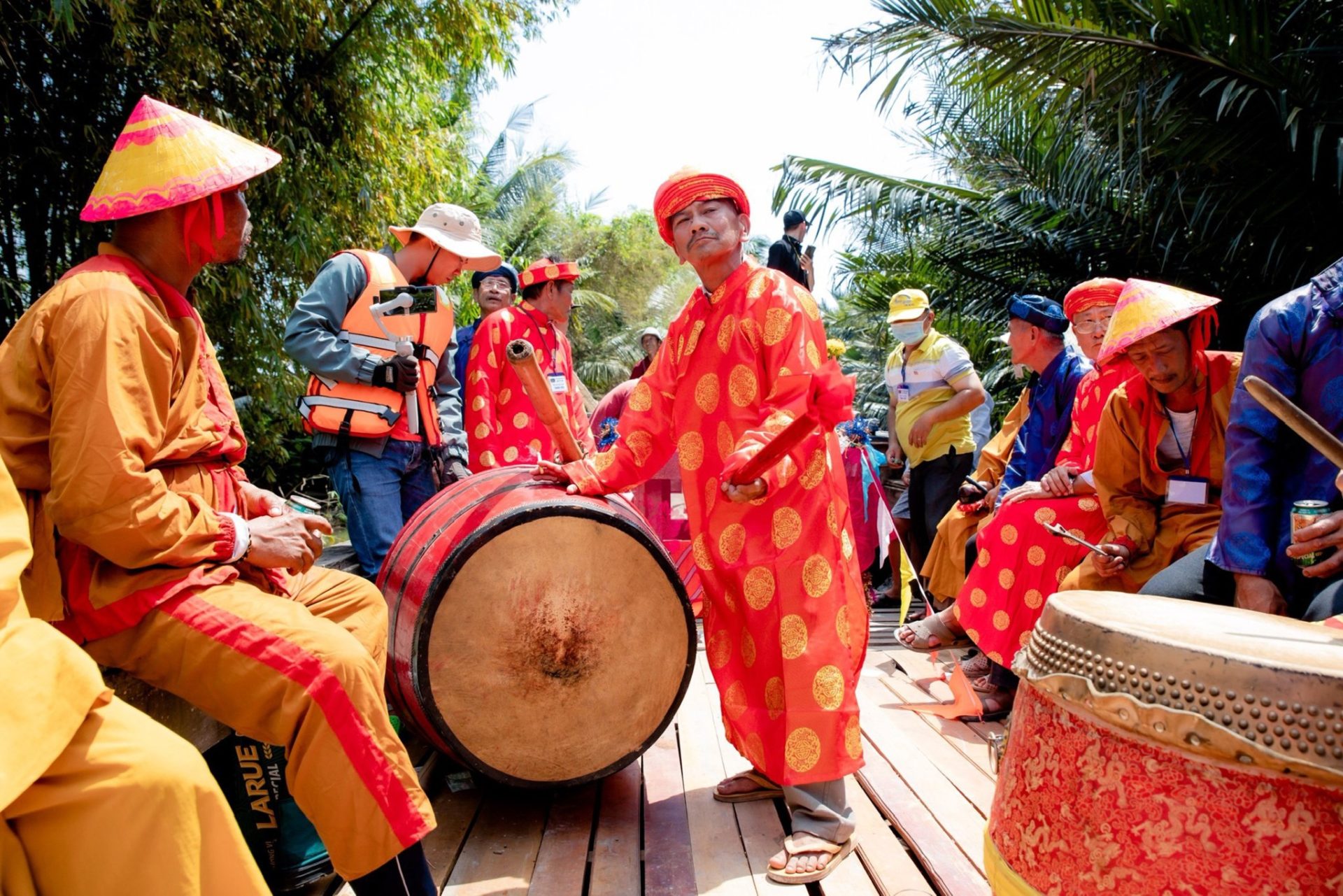 Hàng trăm thanh niên miền Tây lội sông bắt vịt để cầu may đầu năm