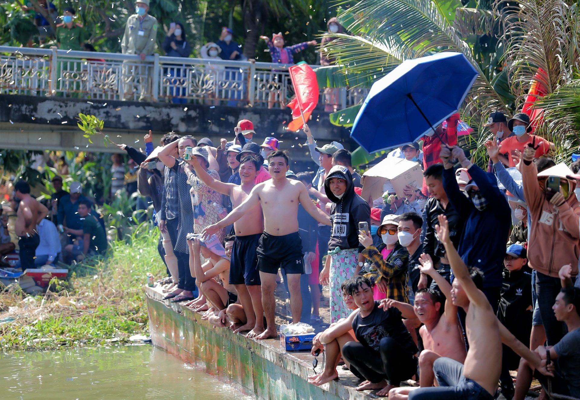 Hàng trăm thanh niên miền Tây lội sông bắt vịt để cầu may đầu năm