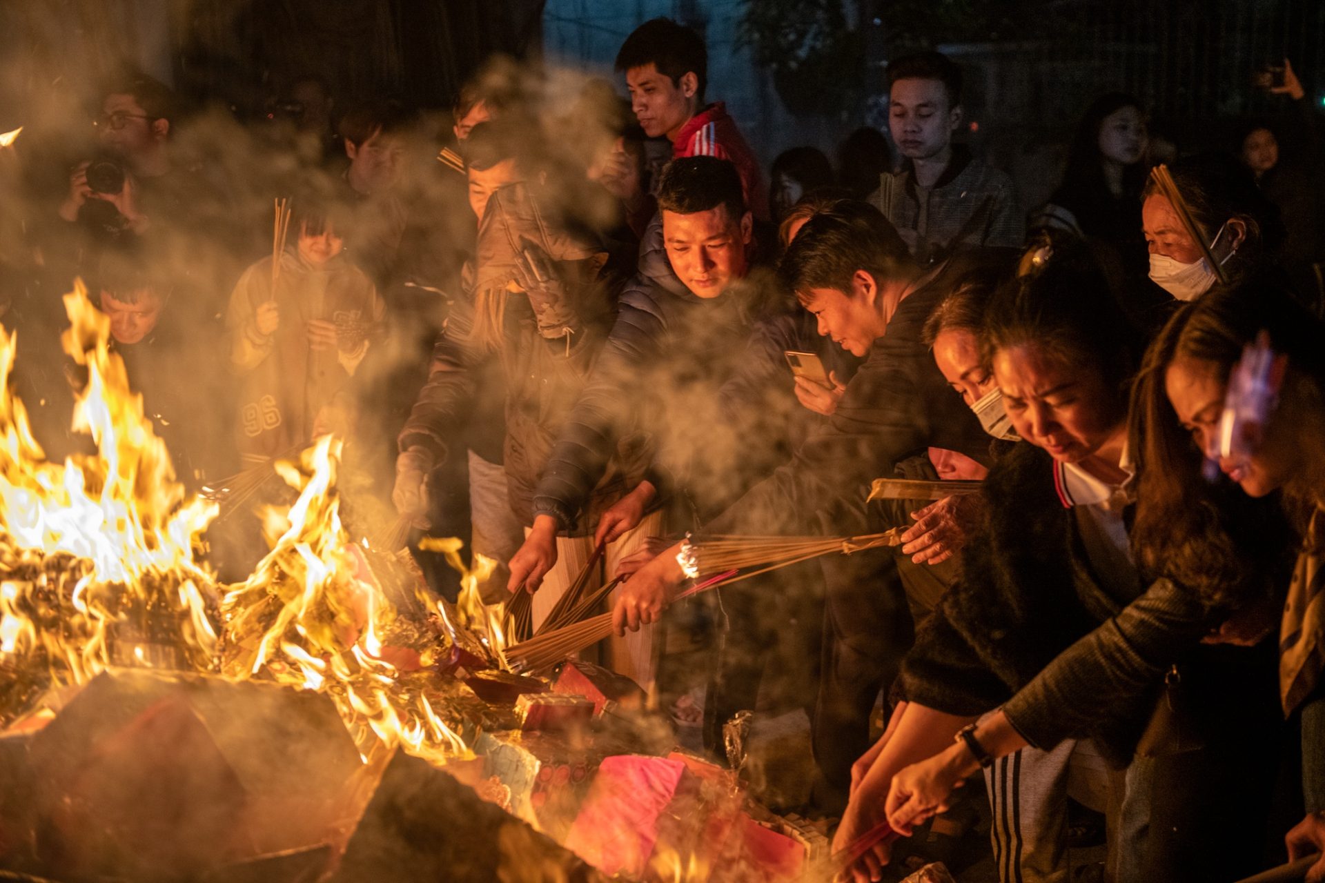 Lễ rước lửa cầu cầu may mắn của người dân Hà Nội